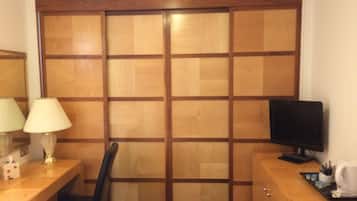 Habitación doble estándar | Área de sala de estar | Televisión
