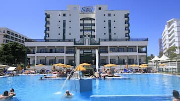 Utomhuspool, öppet 08.00 till 18.00, parasoller och solstolar