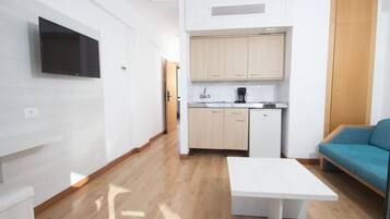 KylskÄp, mikrovÄgsugn, spishÀll och kaffe- och tebryggare