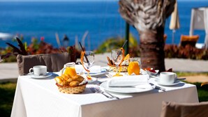 A table set for breakfast with a view of the ocean. - Roca Nivaria Gran Hotel (Adeje)