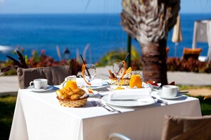 4 restaurants, breakfast served - Roca Nivaria Gran Hotel (Adeje)