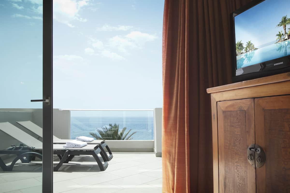 premium double or twin room, ocean view | 1 bedroom, down duvets, minibar, in-room safe