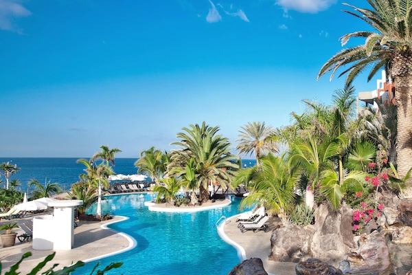 2 outdoor pools, pool umbrellas, sun loungers