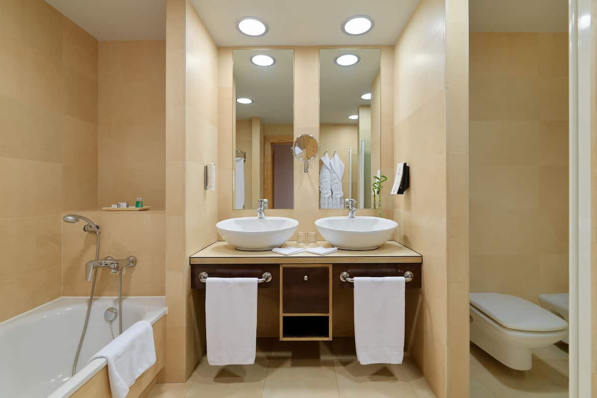 separate bathtub and shower, eco-friendly toiletries, hair dryer