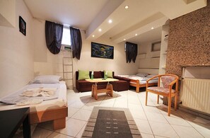 Triple Room | Premium bedding, desk, soundproofing, rollaway beds - City-Pension-Storch (Cologne)