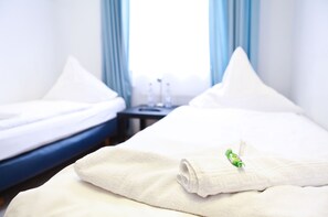 Twin Room, Kitchenette | Private kitchenette | Fridge - City-Pension-Storch (Cologne)