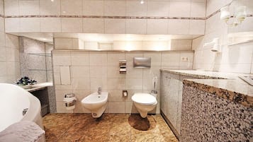 Triple Room | Bathroom | Shower, free toiletries, hair dryer, bidet