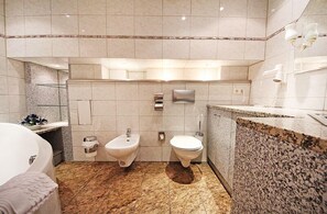 Driepersoonskamer | Badkamer | Een douche, gratis toiletartikelen, een haardroger, een bidet
