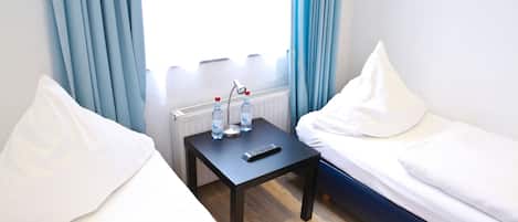 Twin Room, Kitchenette | Private kitchenette