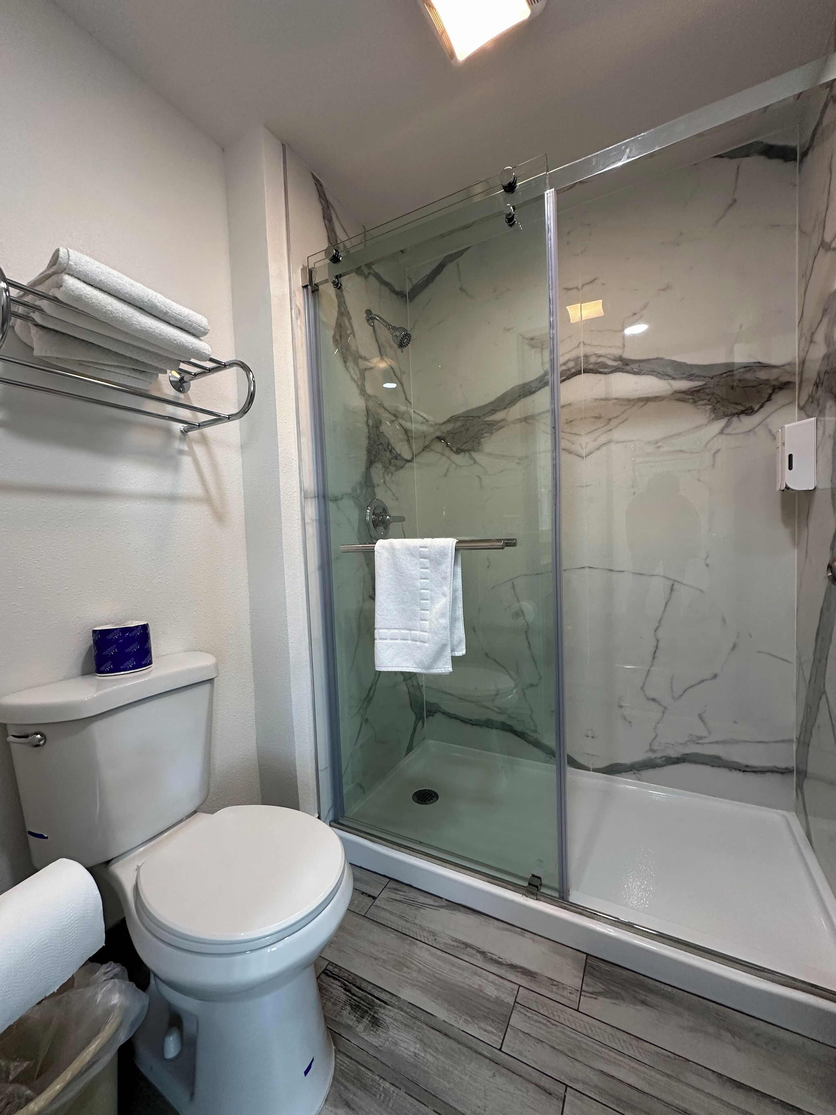 Camera, 2 letti queen, non fumatori | Bagno | Combinazione doccia/vasca, asciugamani
