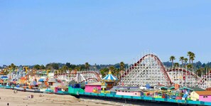 A beachside amusement park with various rides and colorful buildings. - Motel Santa Cruz (Santa Cruz)