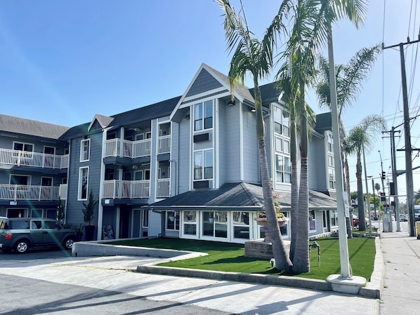 Vista frontal de la propiedad