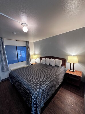 A hotel room with a large bed, two bedside lamps, a window with curtains, and a ceiling light. - Motel Santa Cruz (Santa Cruz)