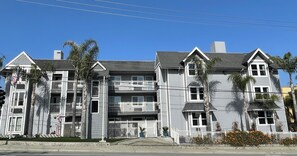 A multi-story building with balconies, a gated entrance, and a clear blue sky. - Motel Santa Cruz (Santa Cruz)