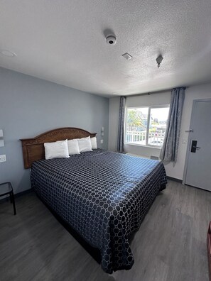 Habitación, 1 cama King size, para fumadores | Wifi gratis, ropa de cama y acceso para silla de ruedas