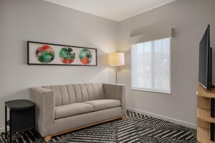 Ropa de cama de alta calidad, colchones con pillow-top y escritorio 