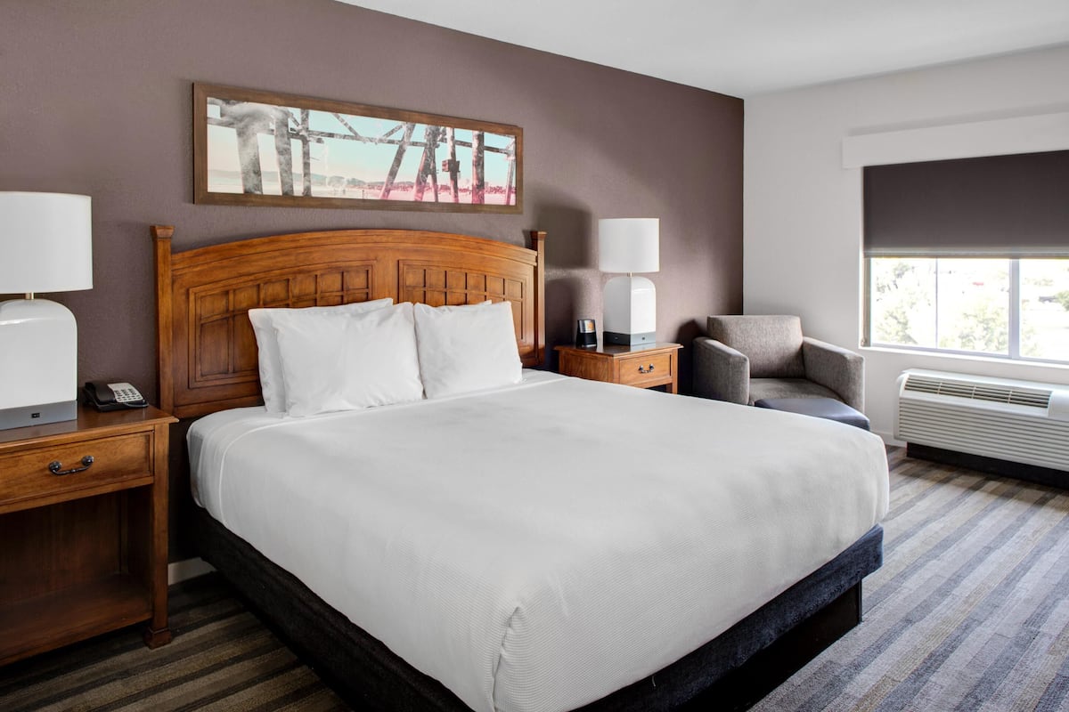 Ropa de cama de alta calidad, camas con pillow-top y escritorio