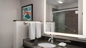 Articles de toilette de luxe, sĂšche-cheveux, serviettes fournies, savon