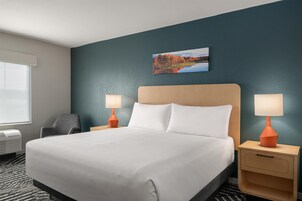 Habitación estándar, 1 cama de matrimonio grande | Ropa de cama de alta calidad y colchones con acolchado adicional