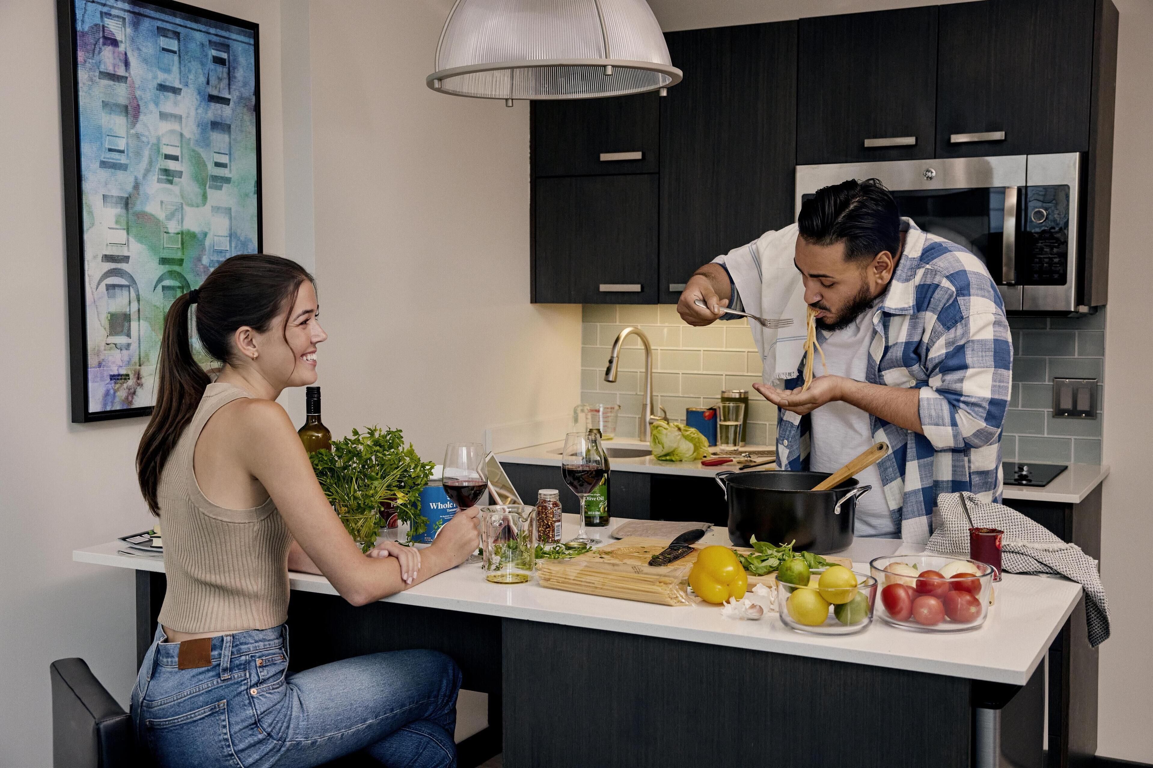 高級寝具、ピロートップベッド、デスク、ノートパソコン用作業スペース