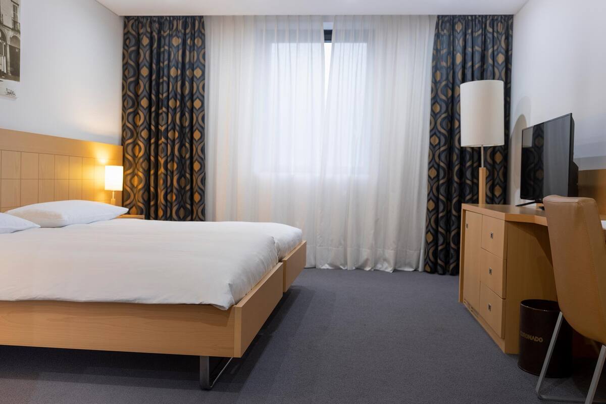 suite | hypo-allergenic bedding, down duvets, in-room safe, desk