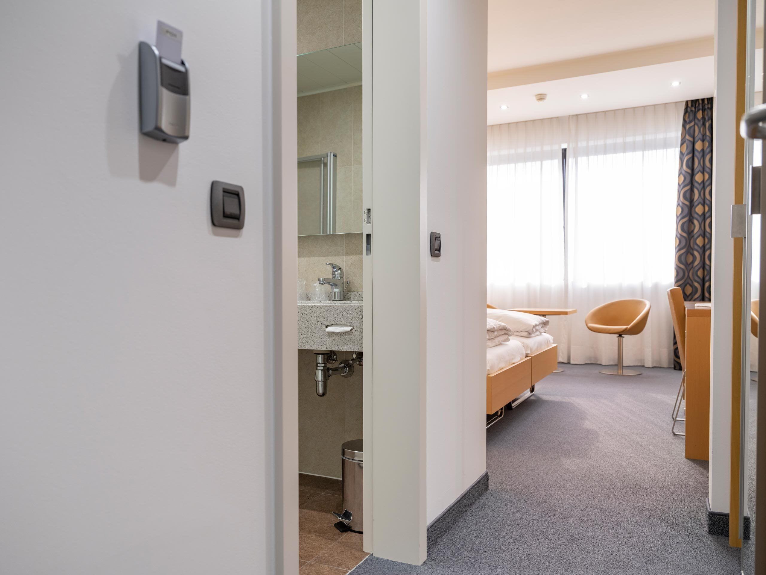 Hypo-allergenic bedding, down comforters, in-room safe, desk