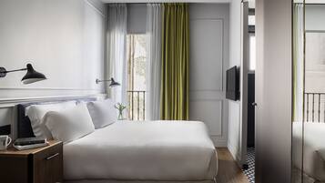 Seprai premium, selimut bulu angsa, bantalan ekstra lembut, dan minibar