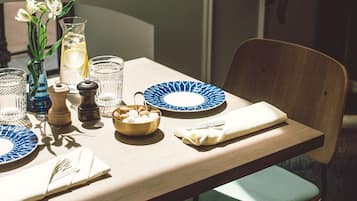 Sarapan ala kontinental setiap hari (EUR 26 per orang)