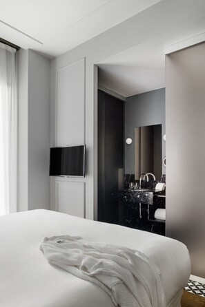Shower, rainfall showerhead, eco-friendly toiletries, hair dryer