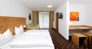 Suite Junior, balkon, pemandangan gunung | Brankas, meja kerja, Wi-Fi gratis, dan seprai linen