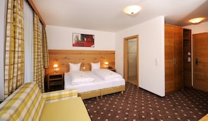 Junior Suite, Balcony, Mountain View | In-room safe, desk, free WiFi, bed sheets - Hotel zum grünen Tor (Tux)