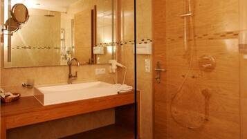 Suite Junior, balcone, vista montagna | Bagno | Doccia, asciugamani