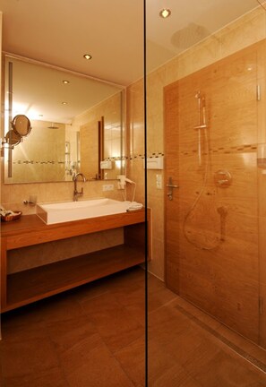 Junior Suite, Balcony, Mountain View | Bathroom | Shower, towels - Hotel zum grünen Tor (Tux)