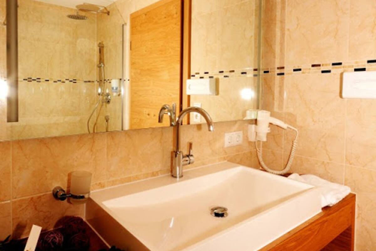 junior suite, balcony, mountain view | bathroom | shower, towels