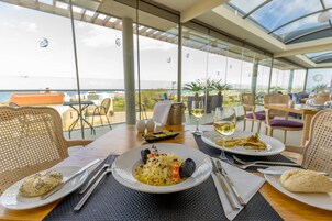 Reggeli, ebéd és vacsora, görög ételek, kilátás az óceánra 