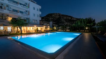 Piscina externa sazonal, funciona das 6h às 23h30, guarda-sóis