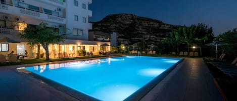 Piscina externa sazonal, funciona das 6h às 23h30, guarda-sóis