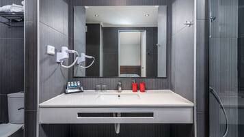 Deluxe Quadruple Room (Family-Open Plan) | Bathroom | Shower, rainfall showerhead, hair dryer, towels