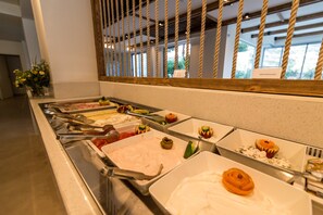 TĂ€gliches FrĂŒhstĂŒcksbuffet (10 EUR pro Person)