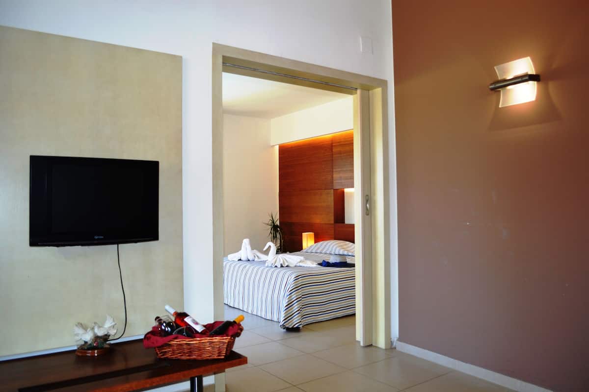 Suite superior, 2 habitaciones | Caja de seguridad en la habitación y escritorio 