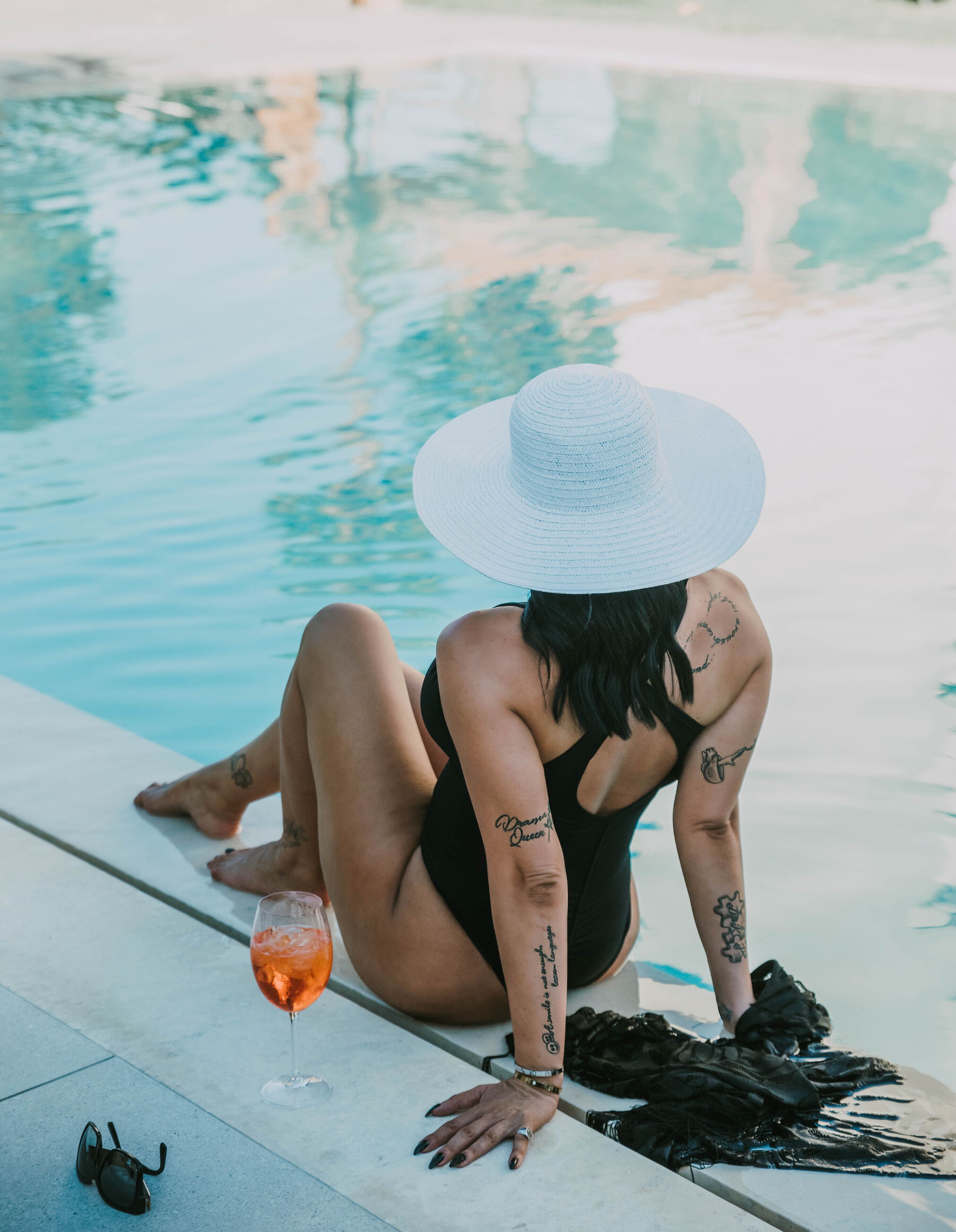 Alberca al aire libre por temporada y sombrillas en la alberca 