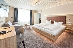 Comfort Double Room | Peralatan tempat tidur hipoalergenik, meja, langsir/tirai gelap terus