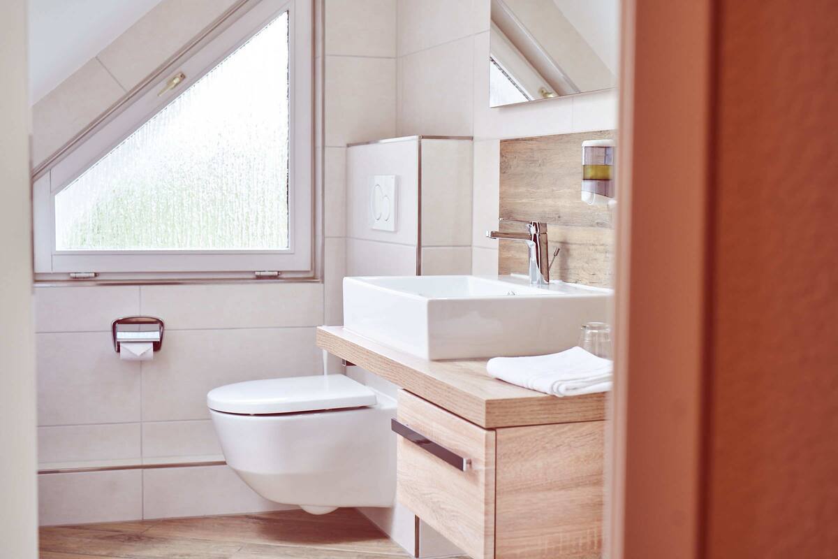 shower, hair dryer, towels, shampoo