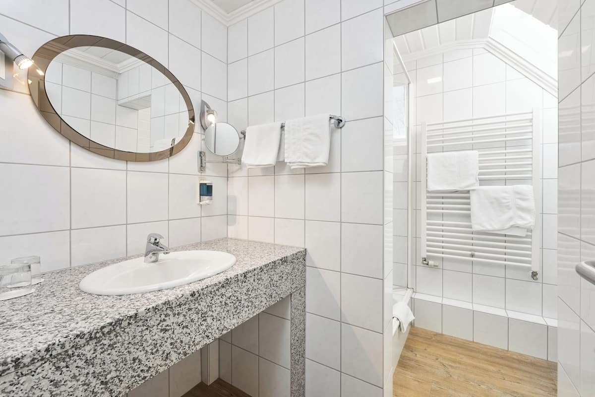 comfort double room | bathroom | shower, hair dryer, towels, shampoo
