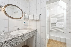 Habitación doble Confort | Baño | Regadera, secadora de cabello, toallas, shampoo 