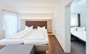 Quadruple Room | Hypo-allergenic bedding, desk, blackout drapes, iron/ironing board - Das Landhotel Am Trätzhof (Fulda)