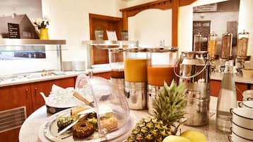 Desayuno buffet diario (EUR 12.5 por persona)