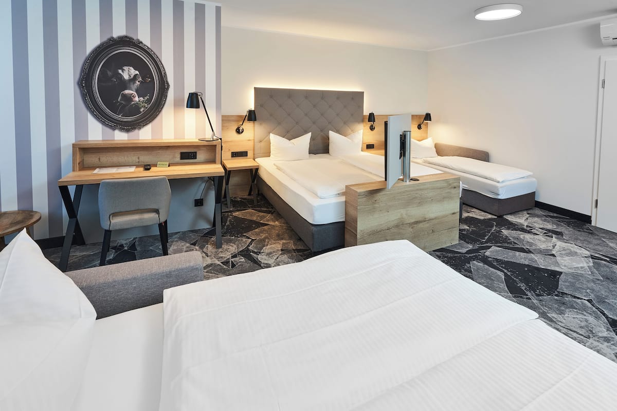 room, non smoking (5 beds) | hypo-allergenic bedding, desk, blackout curtains, iron/ironing board