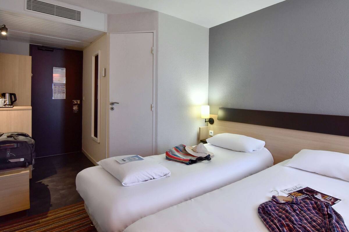 Standard Room, 2 Katil Bujang (Single) | Meja, langsir/tirai gelap terus, kalis bunyi, katil bayi/kot (percuma) 