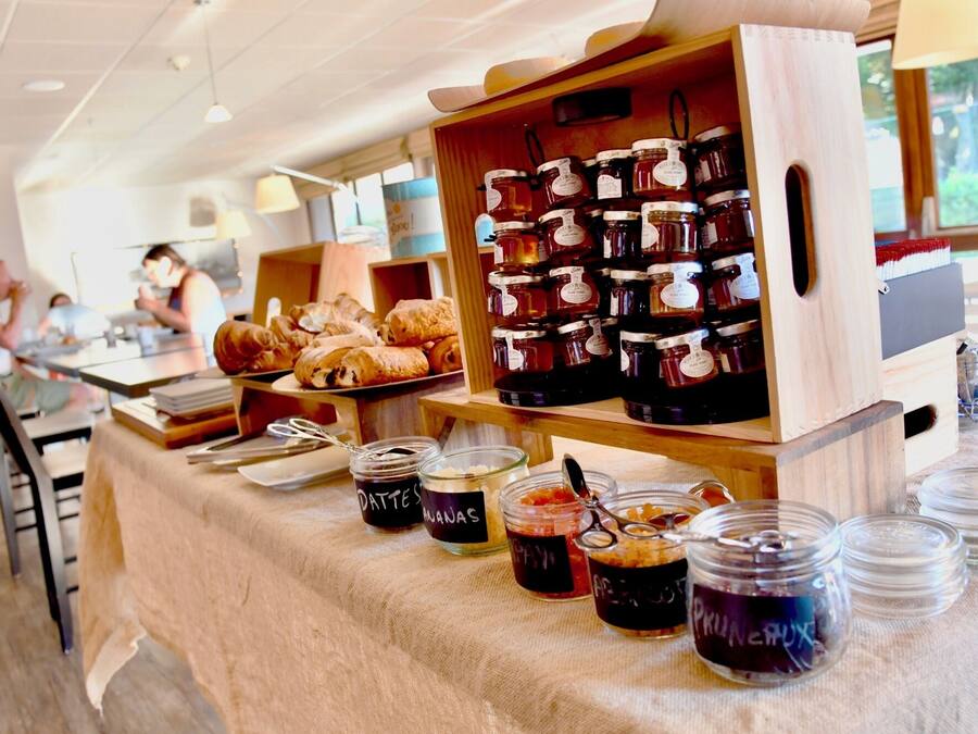 Daily to-go breakfast (EUR 13.90 per person)